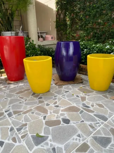 Vasos Coloridos em Vários Tamanhos