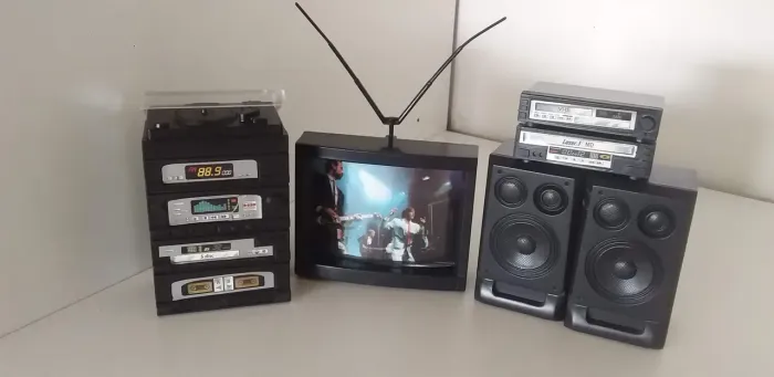 Barbie kit com televisor e som com caixas Glória