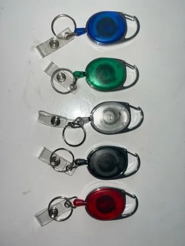 Porta Crachá Retrátil Colorido - 5 Cores 