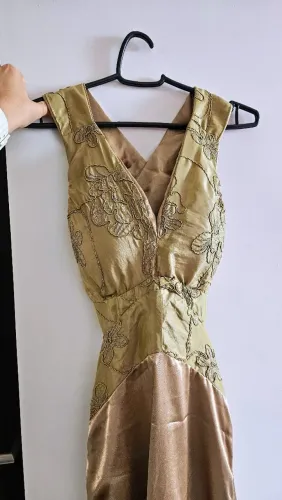 Vestido Dourado com Bordados