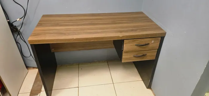Mesa de Escritório com Gaveteiro