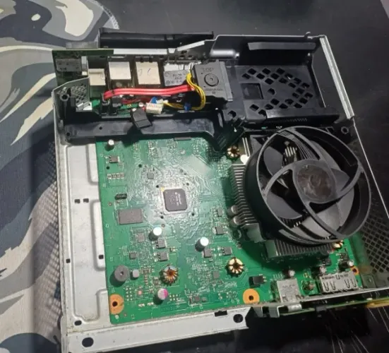 Xbox 360 Slim com defeito