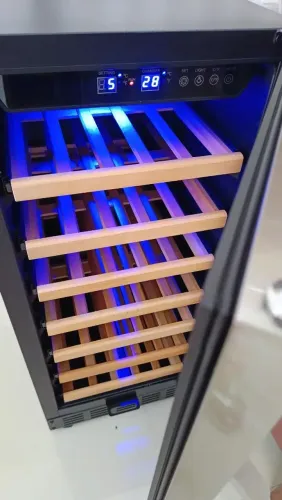 Adega 43 garrafas de vinho novamente de 4. 900 por 2.400