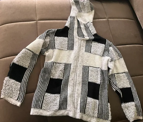 Blusa de lã com capuz ( branca e preta)