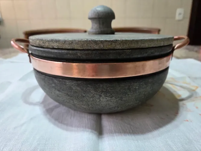 CAÇAROLA EM PEDRA SABÃO  , COM CINTA E ALÇAS EM COBRE !