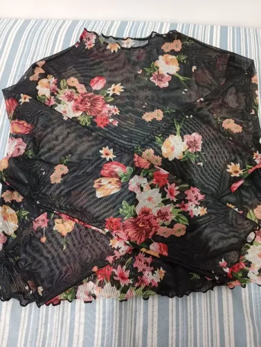 Camiseta Shein em tule floral.