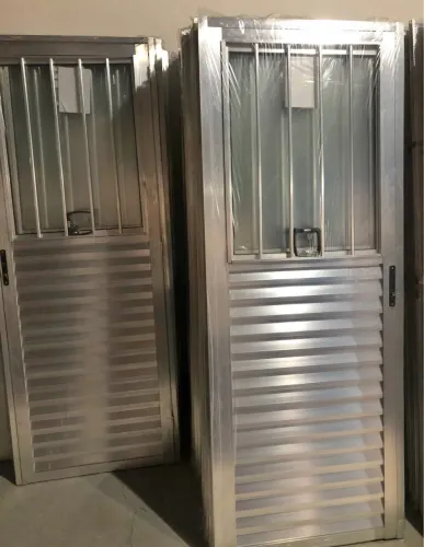 Porta mista de alumínio brilhoso 