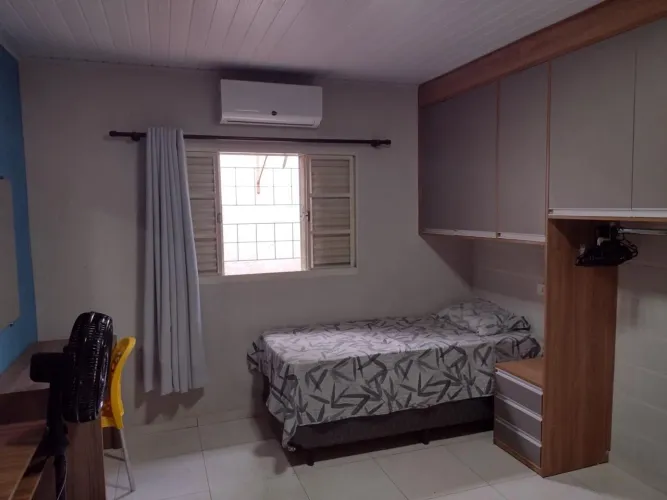 Quarto de solteiro mobiliado