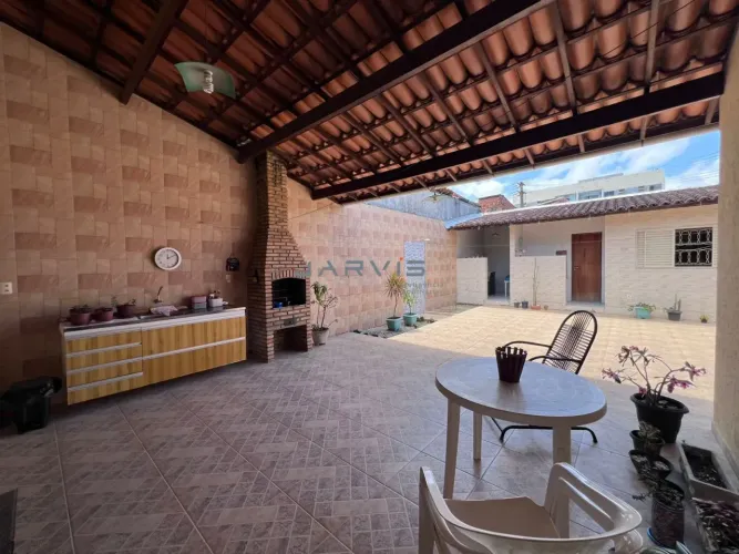 Vendo casa com 3 quartos e amplo quintal - R$ 750.000,00