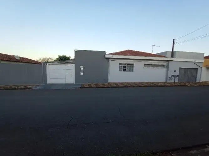 Casa no Centro de Pirassununga-SP, 3 quartos, 2 banheiros, 2 garagens