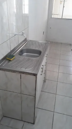 Kitinet independente, cozinha, a.serviço, 01 quarto, 01 vg gar, próx.Centro V.Velha
