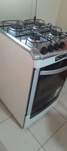 VENDO UM FOGÃO ELECTROLUX.