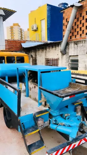 Caminhão bomba de concreto p88 schwing com 30 ML de mangotes pronta para trabalhar