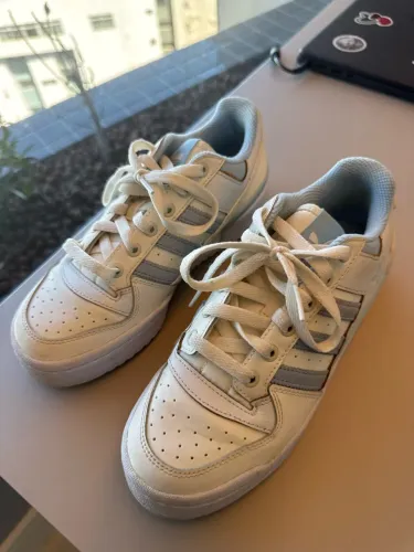 Tênis adidas super estiloso