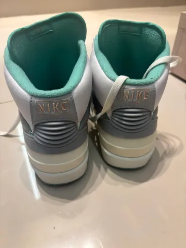 Air Jordan 1 de cano alto, branco com detalhes em verde-água/teal