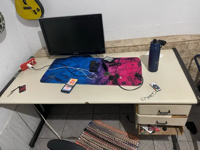 Mesa de escritório mdf com gavetas e pé de ferro 