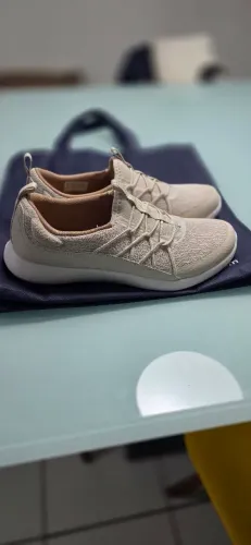 Tênis Sketchers NOVO Tamanho 39