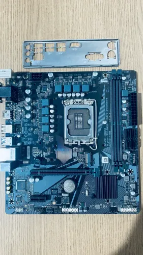 Placa-Mãe Gigabyte H610M H DDR4 LGA 1700 - Ótimo Estado