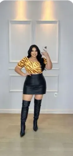 Shorts saia couro Fake  plus 