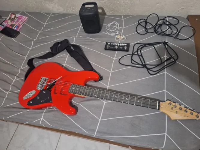 Vendo Guitarra mais pedal multiefeitos com fone de ouvido, caixa de som e 2 cabos p10