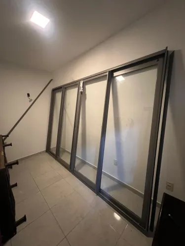 Vendo porta de correr de alumínio em ótimo estado, com 4 folhas e vidro.