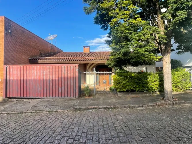 Casa Exclusiva no Centro com 858 m² de Terreno e 4 Quartos