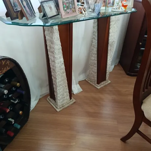Aparador com tampo em vidro, suporte em madeira maciça com detalhes em mármore branco.