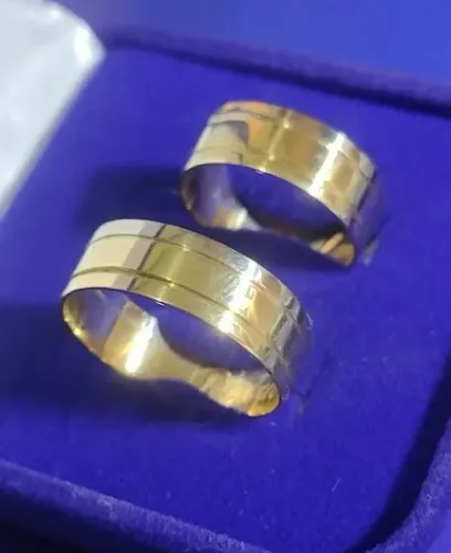 Alianças Ouro 18 kilates Detahes ouro Branco18 kilates 7 Gramas 6.5 mm