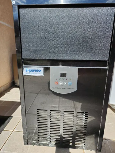 Máquina de Gelo Profissional 38kg/dia Inox 220V Automática Cubo Cristalino