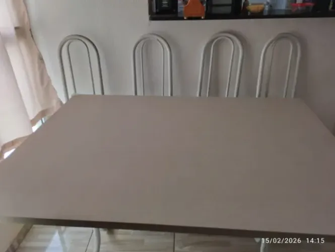 MESA COM 04 CADEIRAS