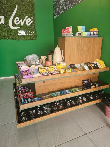 Balcão Caixa com expositor, gavetas e armário.