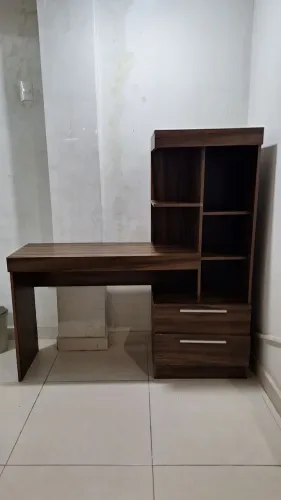 Escrivaninha com estante lateral e gavetas