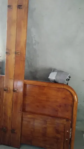 Cama de solteiro de madeira 