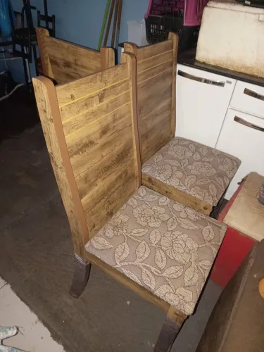 Vendo mesa de madeira MDF com 6 cadeiras  na cor marrom assento estofado em ótimo estado.