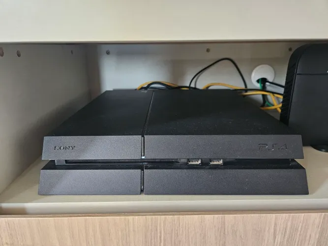 PlayStation 4 com 2 manetes, azul e preta.