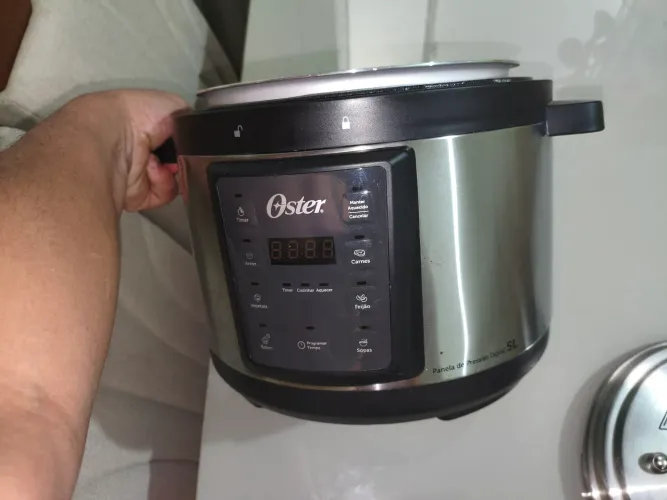Panela de Pressão Elétrica Digital Oster 5L 220V - Nunca Usada