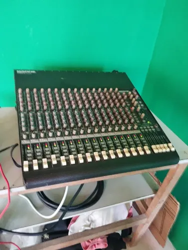 Som profissional vendo ou troco por outra menor essa mesa de som profissionalde 16 canais