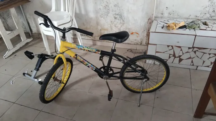 ? Bicicleta BMX! Estrutura boa, só pneu traseiro sem câmara. Preço ótimo! Aproveite!