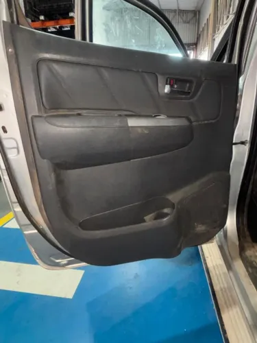 Forro de porta Tras L/E + botão comando de vidro Hilux 2014