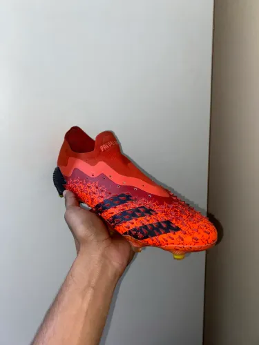Chuteira adidas predator