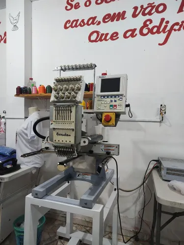 Máquina de bordados computadorizada Barudan