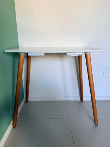 Escrivaninha e mesinhas