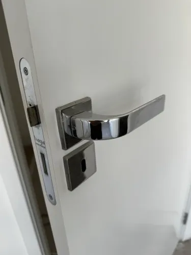 Porta MDF branca 210 x 80 cm sem uso