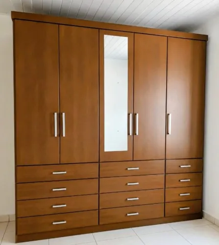 Vendo guarda-roupa de madeira . Espaçoso possui 06 portas e 12 gavetas.