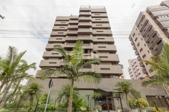 Apartamento com 03 dormitórios sendo 02 suítes e 01 vaga de garagem em Caiobá.