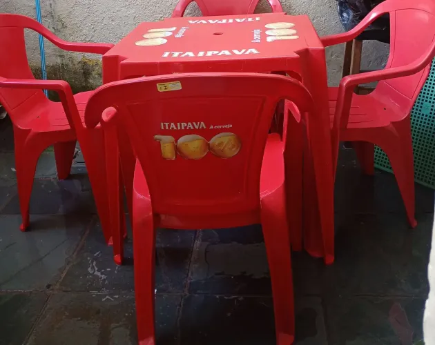 Jogo de mesa com 4 cadeiras!