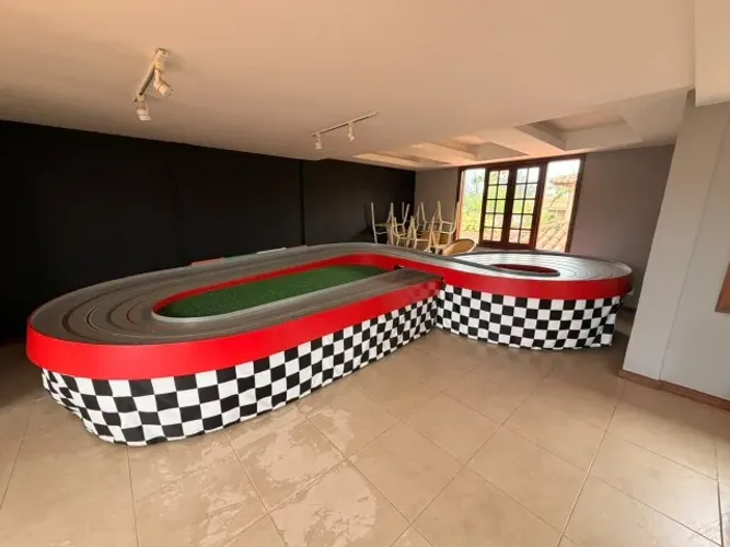 Pista de autorama com carrinhos