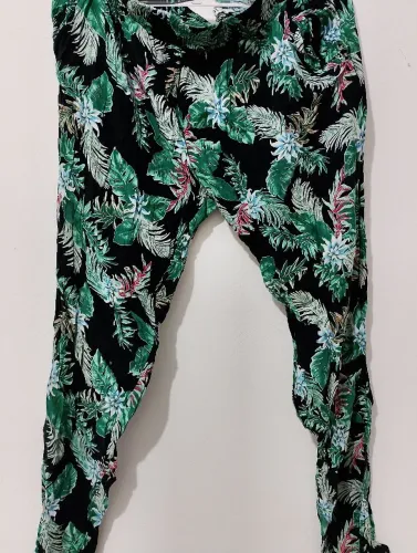 Pantalón estampado tropical (hojas verdes)<br>