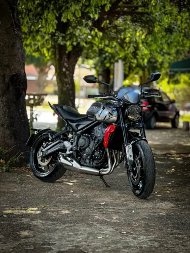 TRIUMPH TRIDENT 660