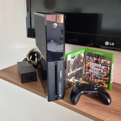 Console Xbox One Fat 500 Gb + 1 Contole + 2 Jogos + Caixa<br><br>Controle + 2 Jogos + Caixa